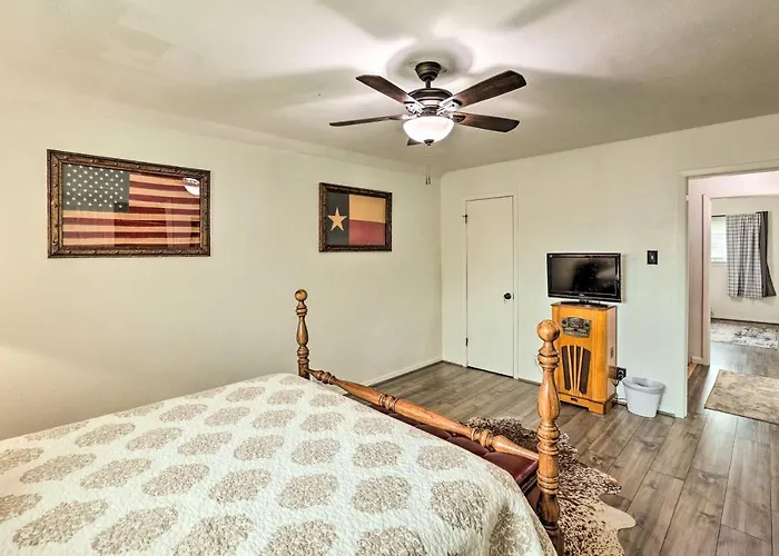 ~ 5 Mi To Dtwn Worth: Retreat W/ Fire Pit Holiday home Fort Worth