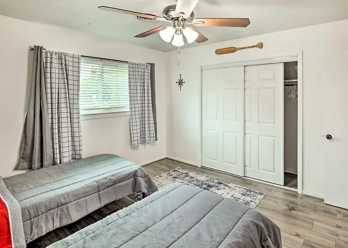 Holiday home ~ 5 Mi To Dtwn Worth: Retreat W/ Fire Pit Fort Worth