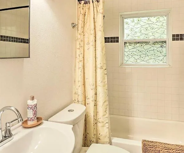 Holiday home ~ 5 Mi To Dtwn Worth: Retreat W/ Fire Pit Fort Worth