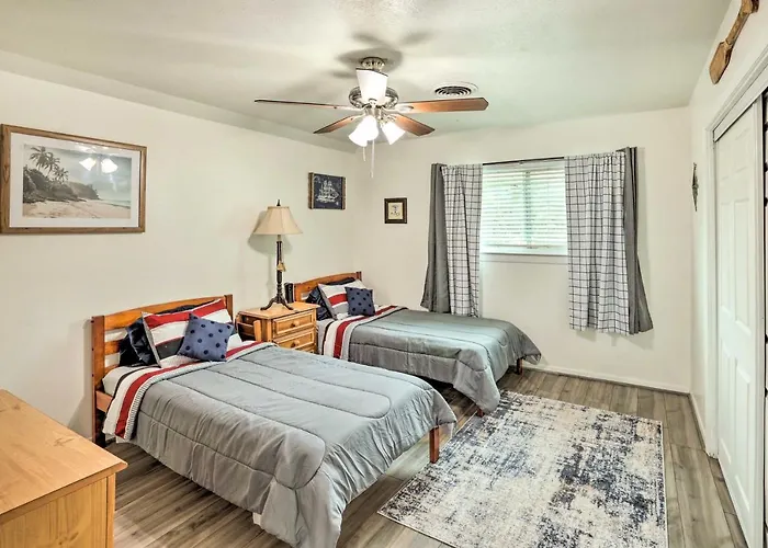 Holiday home ~ 5 Mi To Dtwn Worth: Retreat W/ Fire Pit Fort Worth